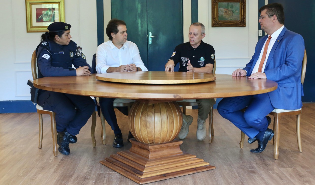 grupo de pessoas reunidas em volta de uma mesa